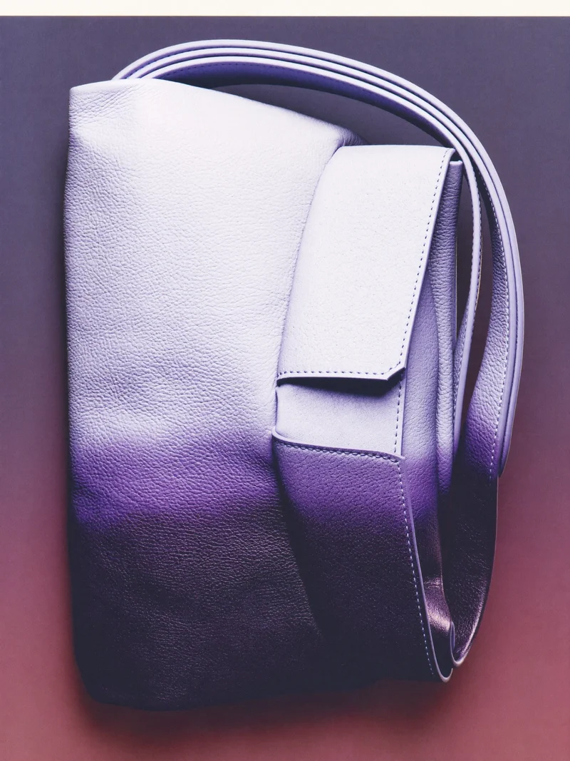Illustration: asymmetrisch gefaltete Lederschultertasche ohne Logos