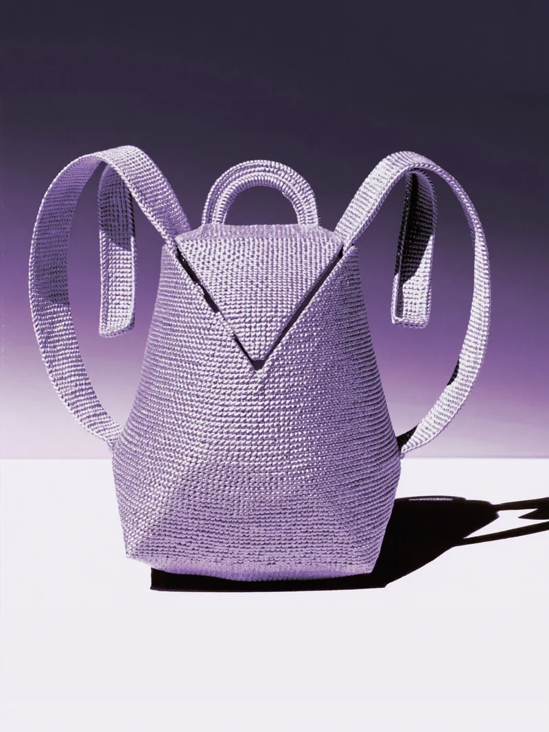 Illustration: eckiger Geflecht-Daypack mit skulpturalen Trägern
