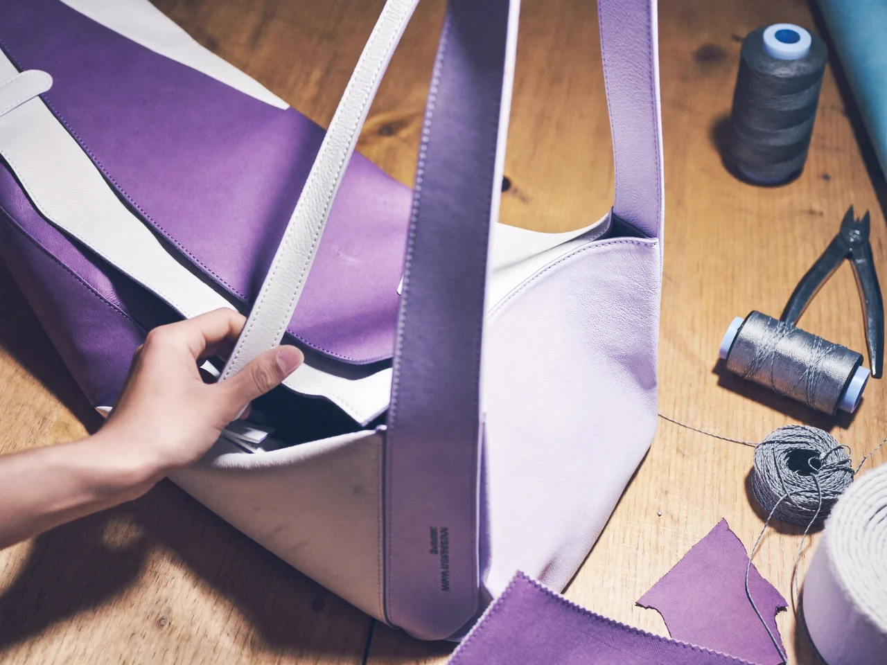 Illustration: Materialdetail zu Taschen und Rucksäcken, redaktionelle Studie