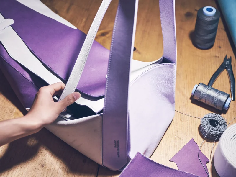 Illustration: Materialdetail zu Taschen und Rucksäcken, redaktionelle Studie